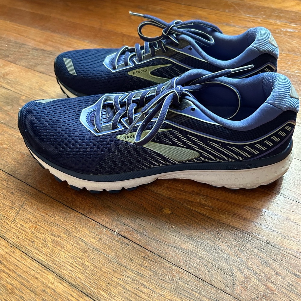Brooks Navy Athletic Sneakers Women’s size 10 Ghost 12 Little Wear - Picture 3 of 12